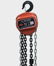 使用手動葫蘆時，操作者應該站在哪里